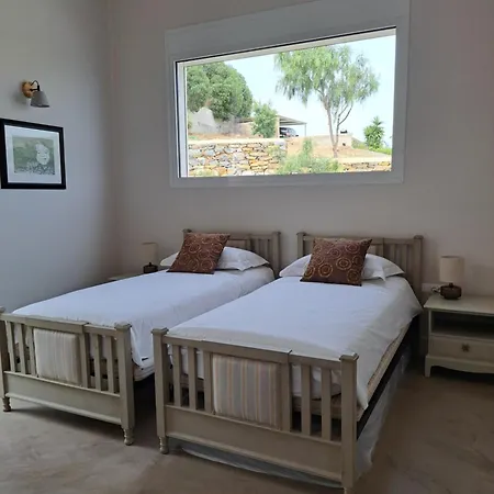 Yvonne In Alinda Leros *