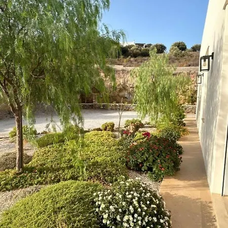 Yvonne In Alinda Leros *