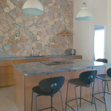 Yvonne In Alinda Leros